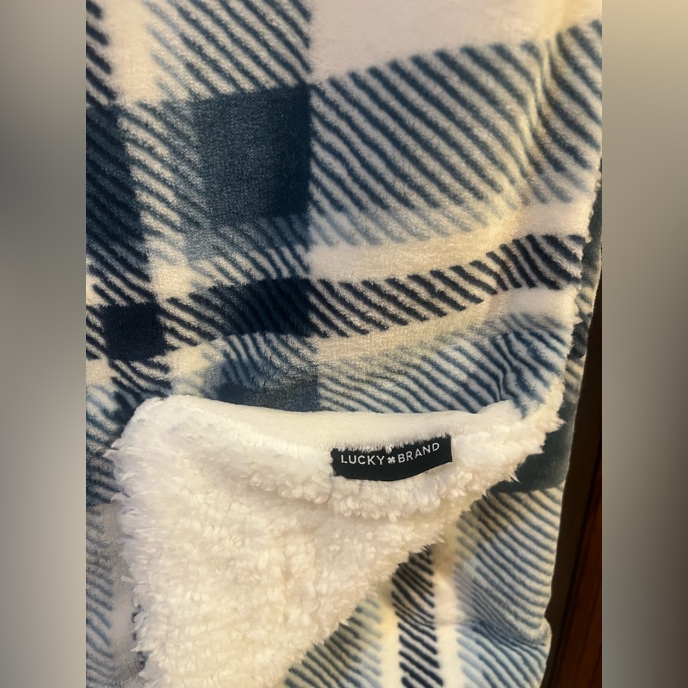 NWT Lucky Brand Palmdale White with Light Blue Plaid 50"x70" Microfiber Throw - Picture 2 of 7